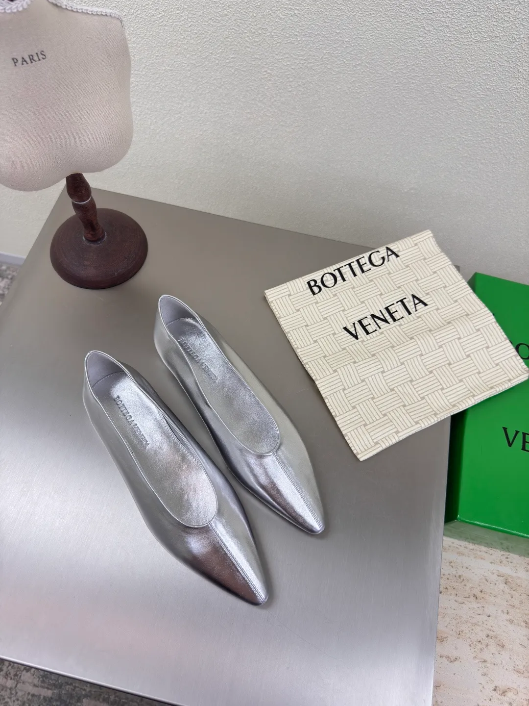 👟👟Ex-factory price 640👟👟 BV women's Sofia ballet shoes leather ballet shoes silver family elements woven series high version small round toe essential for commuting BV early autumn series are so beautiful💯 The use of elegant materials in shoes is intellectual, elegant and capable, full of high-end sense✅The design is beautiful~~ The fabric is made of original consistent lambskin and the shaping technology pursues the perfection of the internal process✅ Heel The foot pads are made of lambskin, never sloppy 🆚Original💯 Outsole technology Brand classic The new season uses Italian genuine leather outsole with clear dyeing technology and rubber square technology 💯 Comfortable and high-end flat design makes travel more comfortable and confident 35 36 37 38 39 40 41 42 (40 41 42 customized code number) Equipped with original packaging Hot glue process logo cloth bag